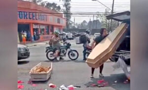 Caixão Cai de Carro Funerário